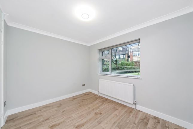 Flat to rent in Top House Rise, North Chingford