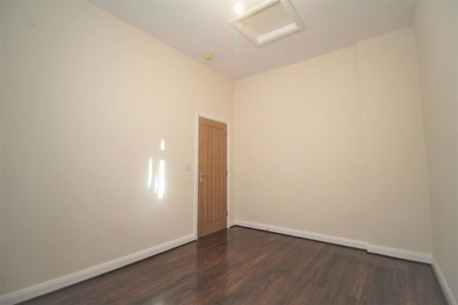 Live-In Station, Apartment 3, 9, Ford Lane, Northenden photo 5