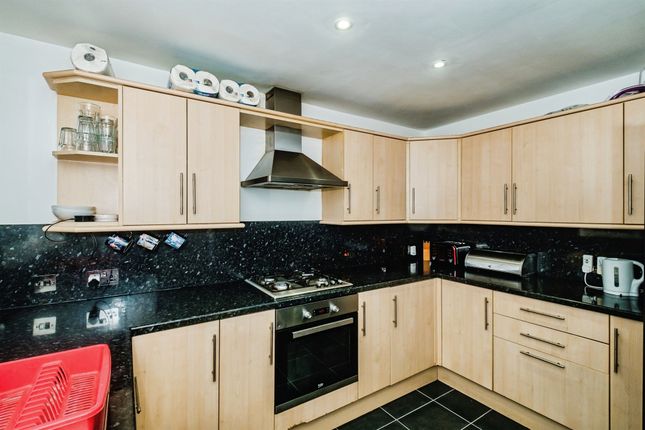 81, Hurstfield, Lancing photo 3