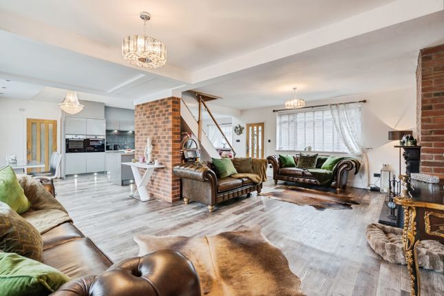 2, Platt Hill Avenue, Greater Manchester photo 4