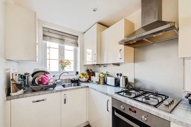 35, Kestrel Crescent, Witney photo 3