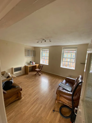 Maisonette to rent in Comber Grove, London