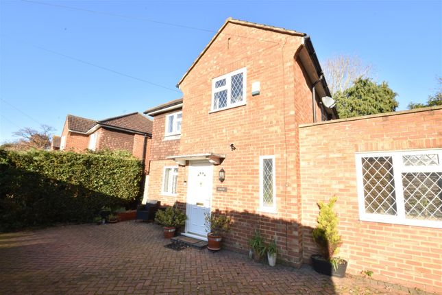 Thumbnail Detached house to rent in Sangers Drive, Horley