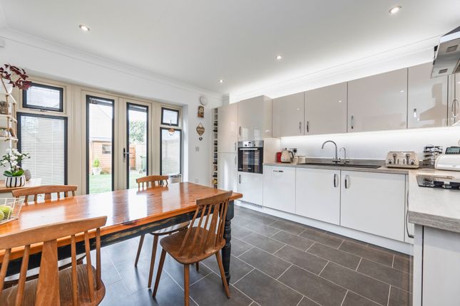 4 Skylark Road, Cheltenham photo 2