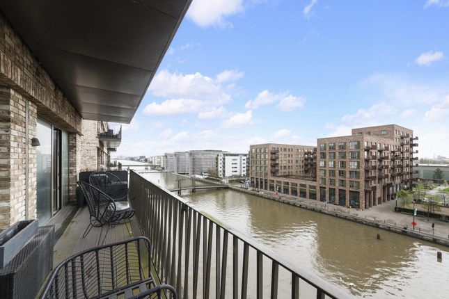 Flat for sale in Morton Apartments, 17 Lock Side Way
