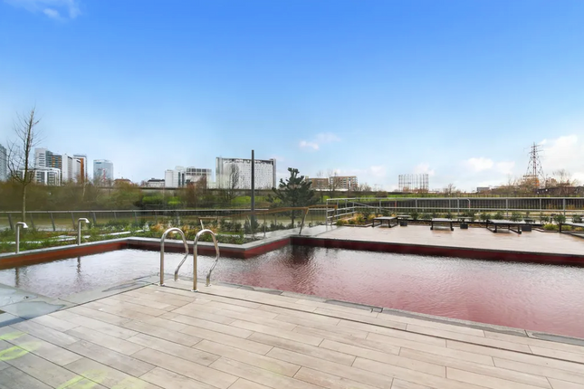 Flat for sale in London City Island, Canning Town, London