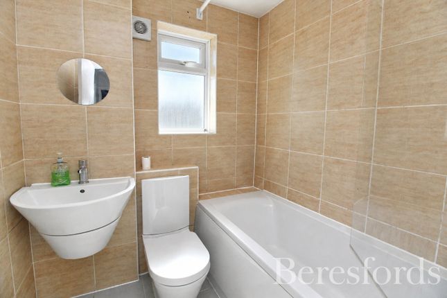 4, Alder Drive, South Ockendon photo 5