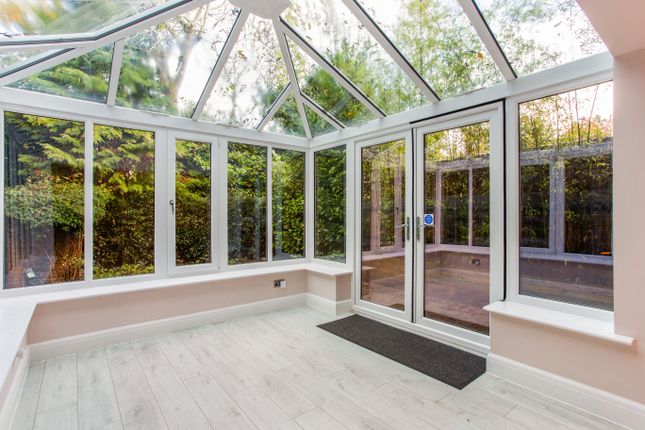 10, Grove Close, Farnham photo 4