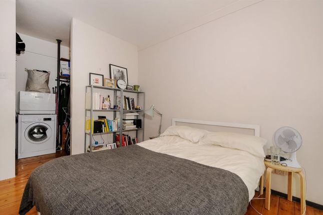 Flat 220 Manhattan Building, Bow Quarter, London photo 3