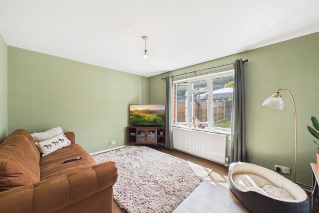 7, Emerald Close, Wokingham photo 2