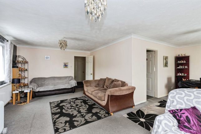 2, Windsor Drive, March photo 4