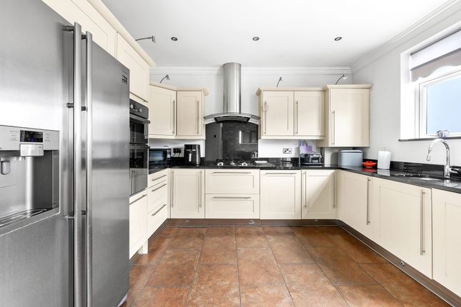 22 Heather Glen, Romford photo 4