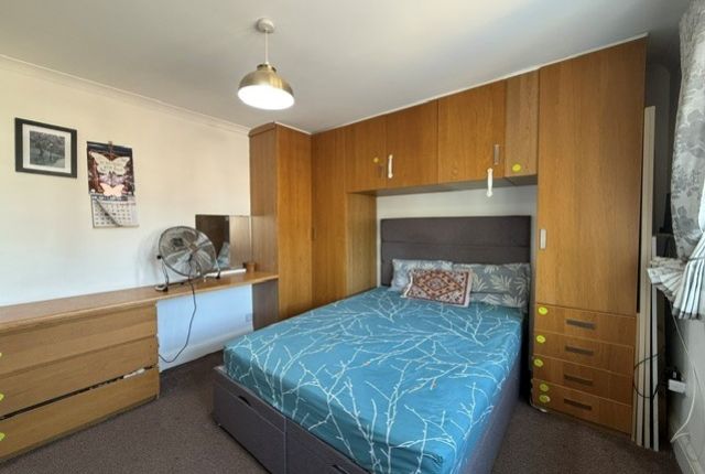 First floor flat 1a, Rayners Lane, Harrow photo 5
