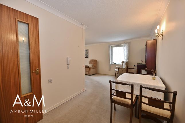 Flat for sale in Beehive Lane, Ilford