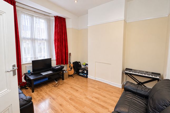 63, Gladstone Avenue, London photo 3