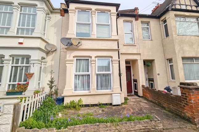Thumbnail Flat for sale in Rayleigh Avenue, Westcliff-On-Sea