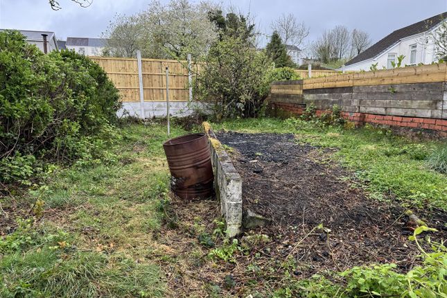 20, Banwen Place, Ammanford photo 4
