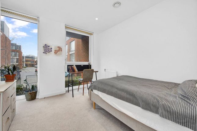 Flat for sale in Ferrier Apartments, Clapham, London