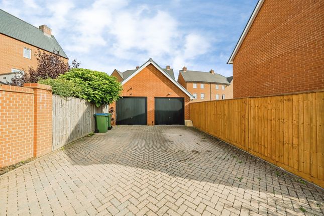 3, Barge Crescent, Aylesbury photo 3