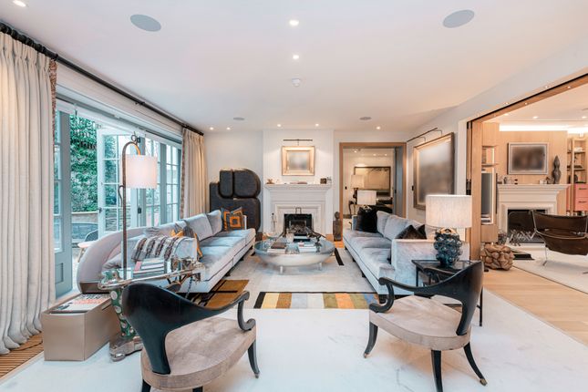 Mews house for sale in Eaton Terrace, London