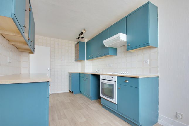 Flat to rent in Marine Point, West Parade, Worthing