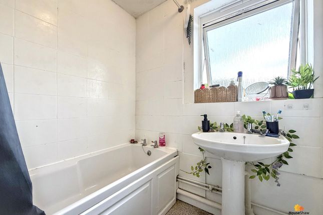Room 3, 34 Plym Close, Aylesbury photo 5