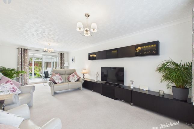 21 Kynaston Avenue, Aylesbury photo 2