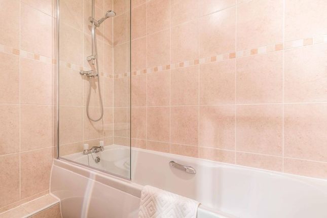30, Hurworth Avenue, Slough photo 5