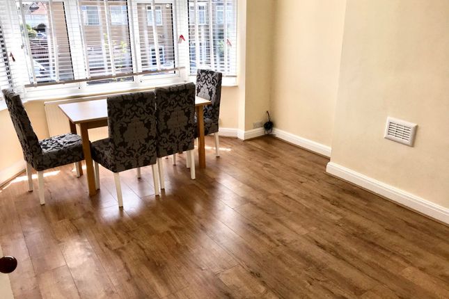 65 D, Pinner Park Avenue, Harrow photo 2
