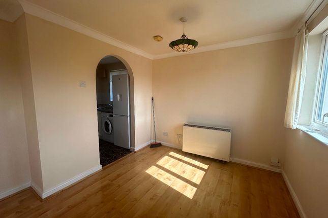 16 Byron Drive, Erith photo 5
