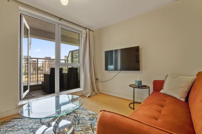 Flat to rent in 18 Lombard Road, London