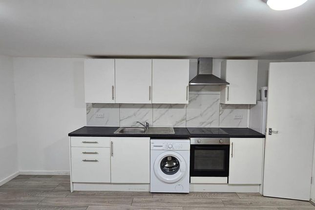 Garden Flat, 87A, Hood Avenue, London photo 2