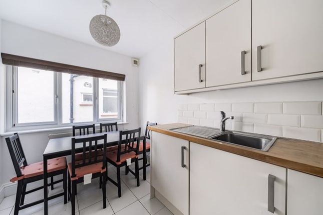 8 The Maples, Upper Teddington Road, Hampton Wick photo 3