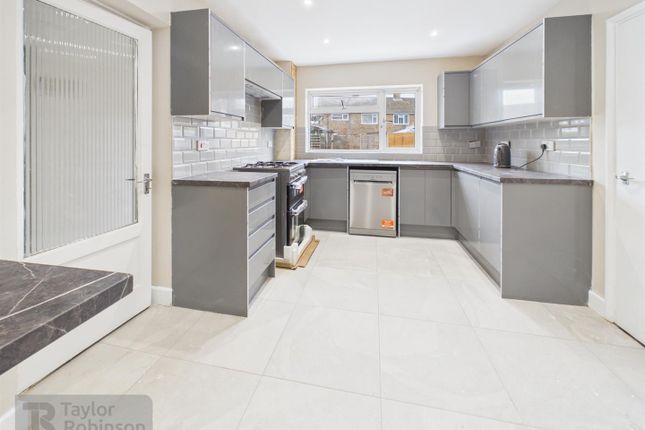 5, Hylands Close, Crawley photo 4