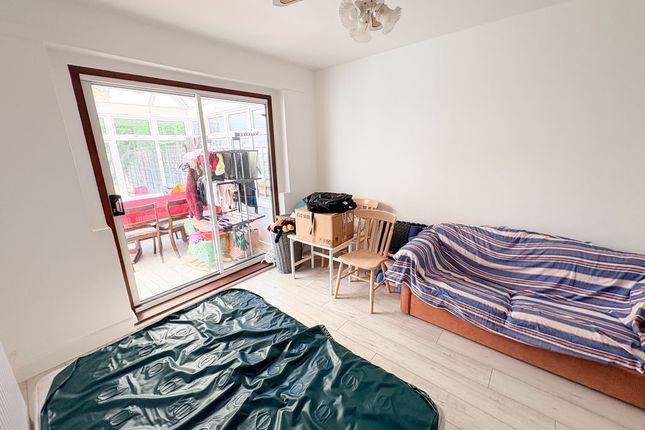 41, Eastbourne Grove, Westcliff-On-Sea photo 2