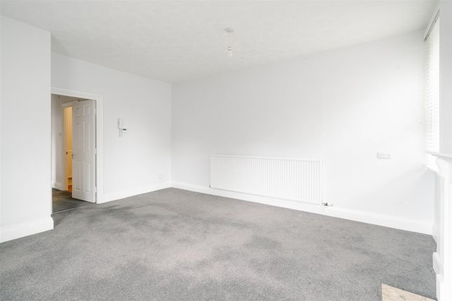 Flat 6, Golding House, Henry Avenue, Matlock photo 4