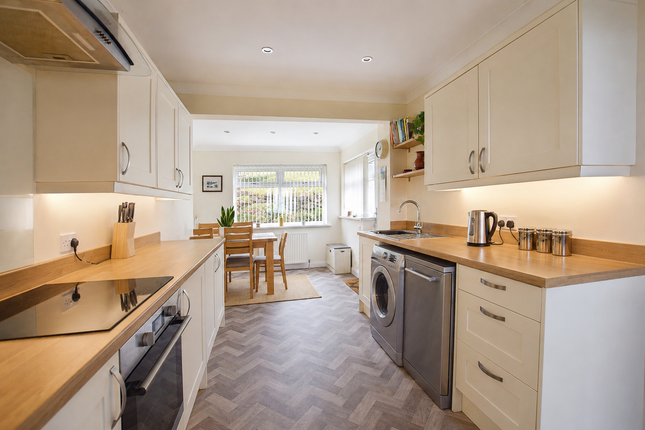 26, Scarr End Lane, Dewsbury photo 4