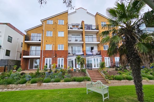 Flat to rent in Undercliff Gardens, Leigh-On-Sea