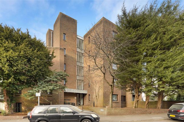 Flat 5, Hatfield House, 15, Avenue Elmers, Surbiton photo 3