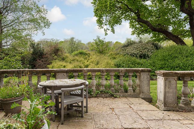 Flat 1, The Lodge, Batts Hill, Reigate photo 2