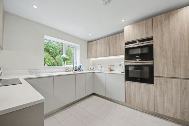 7 Sundays Hill Close, Southampton photo 2