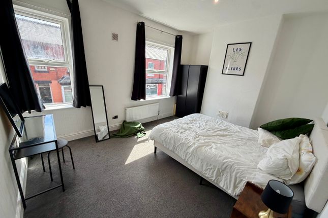 37, Manchester photo 5