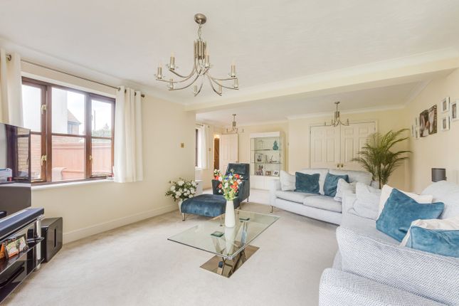 8, Maple Leaf Drive, Sidcup photo 2