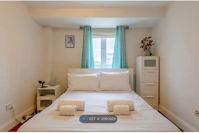 Flat, Calder Court Rotherhithe Street, London photo 3
