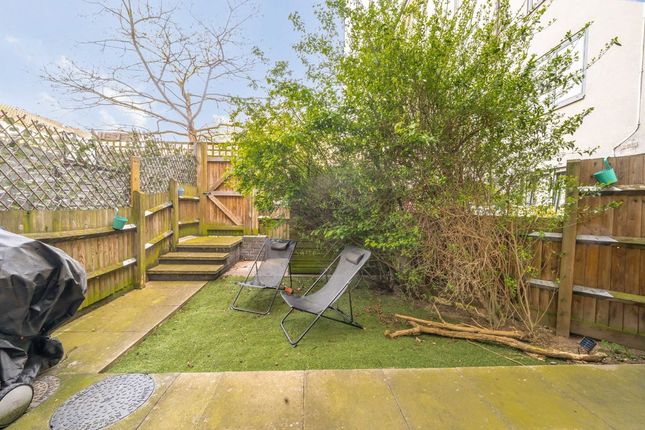 Flat 7, Hollyfield, Pooles Park, London photo 4