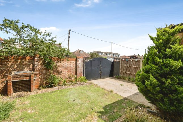 30, Abbey Wood Lane, Rainham photo 3