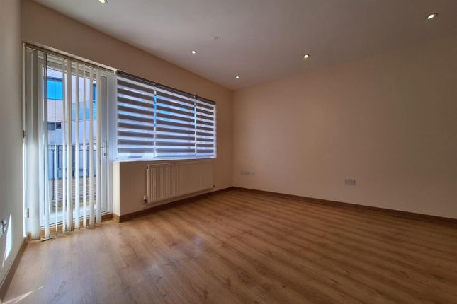 Flat 8, Red Lion Square, Wandsworth High Street, London photo 2