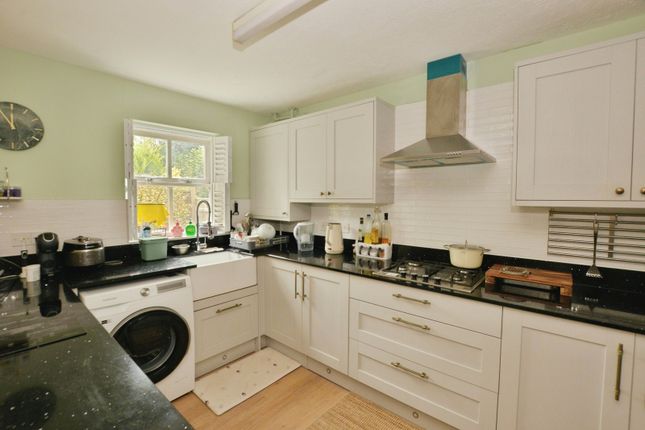 3, Fountains Close, Ashford photo 4