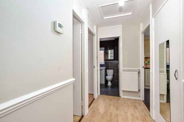 6 Edward Amey Close, Watford photo 5