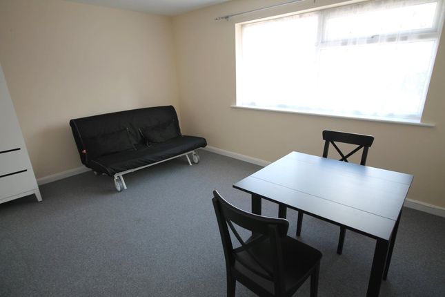Flat 6,, Riverside Court, Dorking photo 4